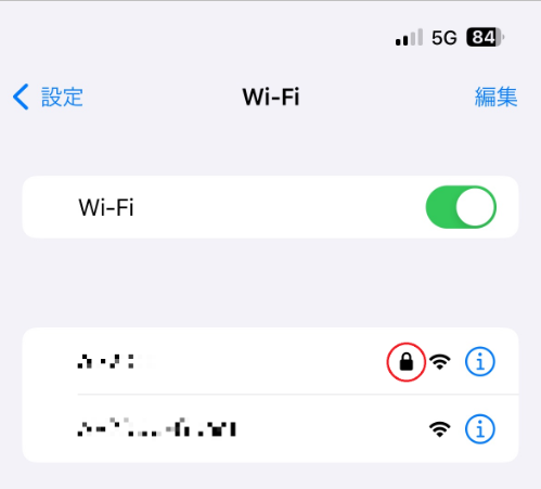 iPhoneのWi-Fi設定画面で、暗号化されているWi-Fiと暗号化されていないWi-Fiが表示されている様子」